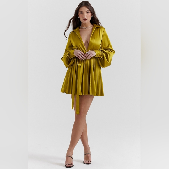 15. NWT HOUSE OF CB ALLEGRA CHARTREUSE PLEATED SHIRT DRESS - Picture 4 of 14